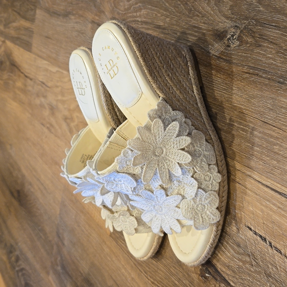 NIB Vince Camuto x Laura Beverlin daisy wedge mule - speckle linen/cream 7M